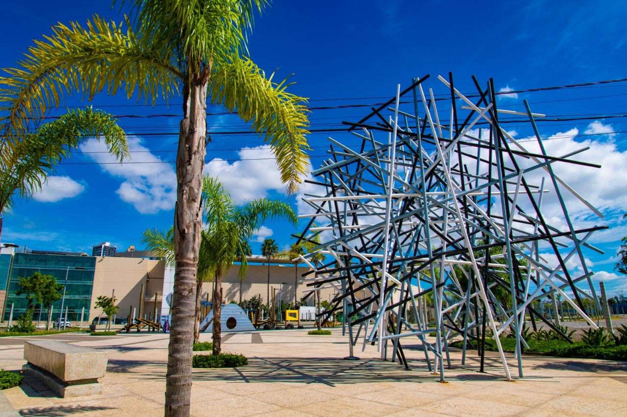 Instalações e obras de artes em parque à céu aberto em Vitória