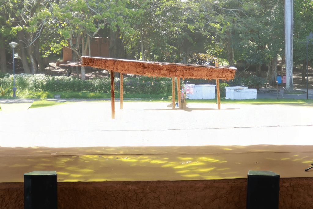 Visita mediada conecta obra de Marcos Martins com a ancestralidade