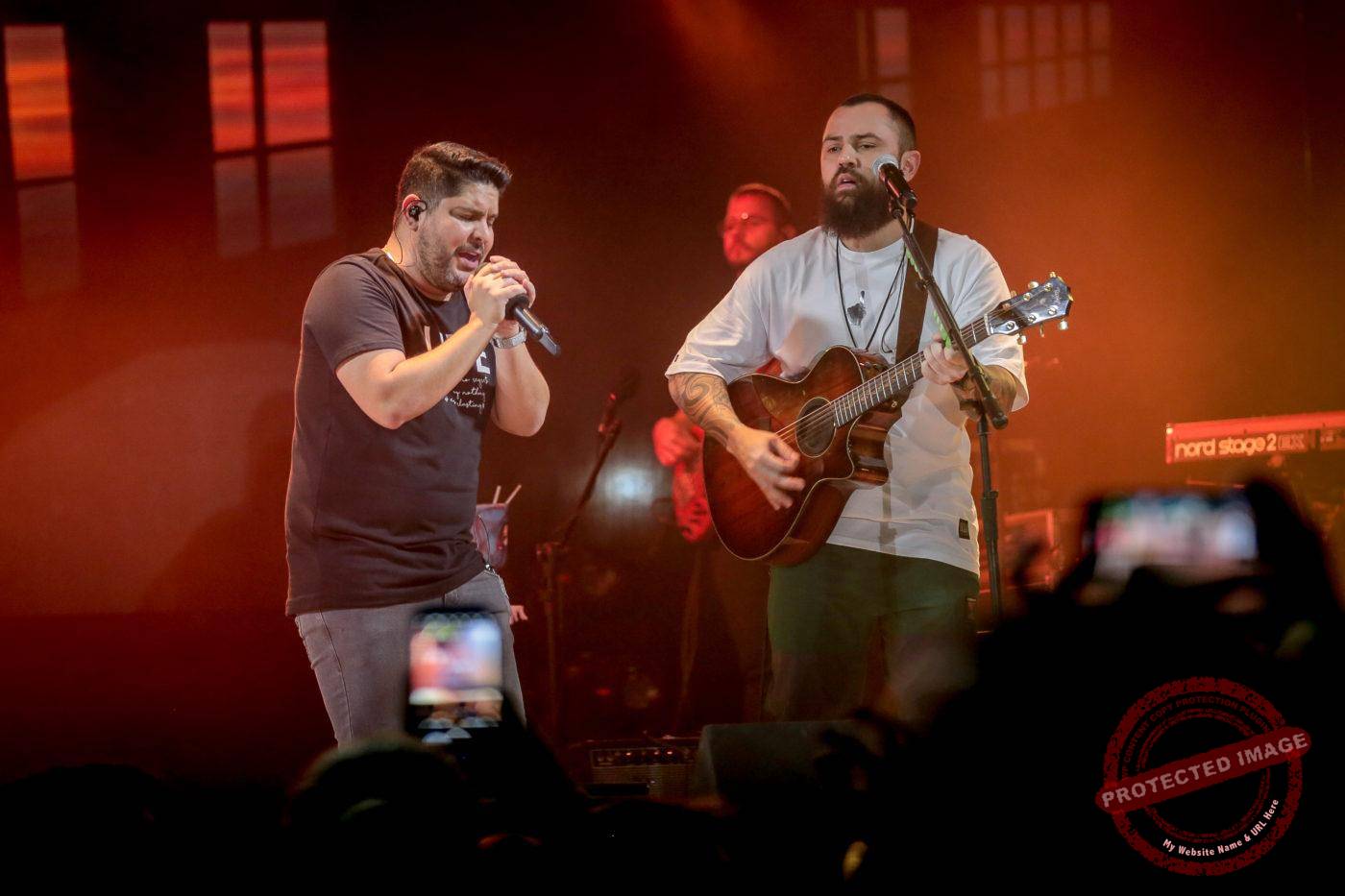 Jorge & Mateus e Léo Foguete numa noite romântica em beach club de Guarapari