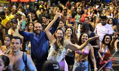 Carnaval em Vitória tem trio elétrico lotado e Sambão do Povo em festa