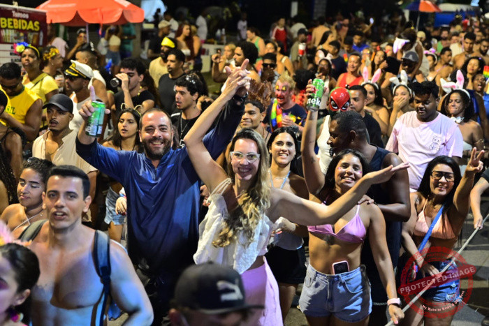 Carnaval em Vitória tem trio elétrico lotado e Sambão do Povo em festa
