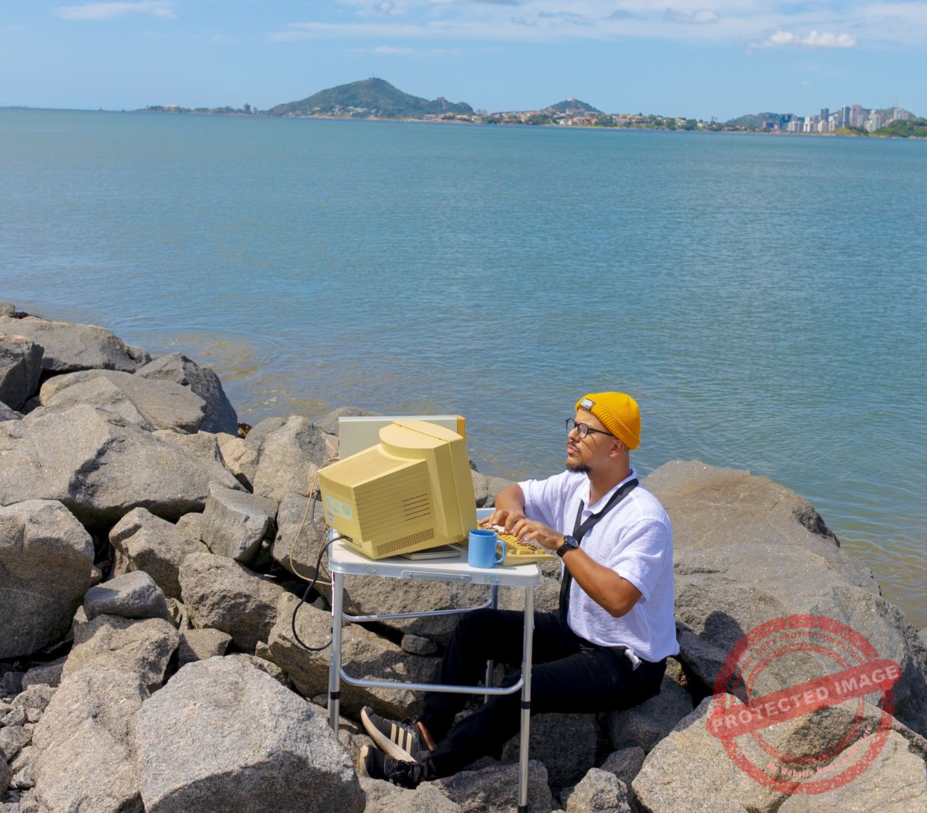 Entre o azul das telas e as cores de Vitória: Nobat apresenta “TELAVIVA”