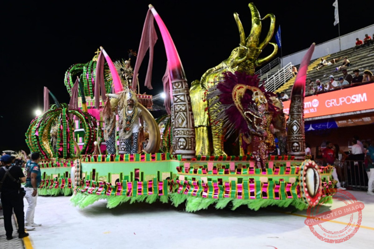 Imperatriz do Forte encerra a sexta-feira de desfiles com celebração da cultura negra