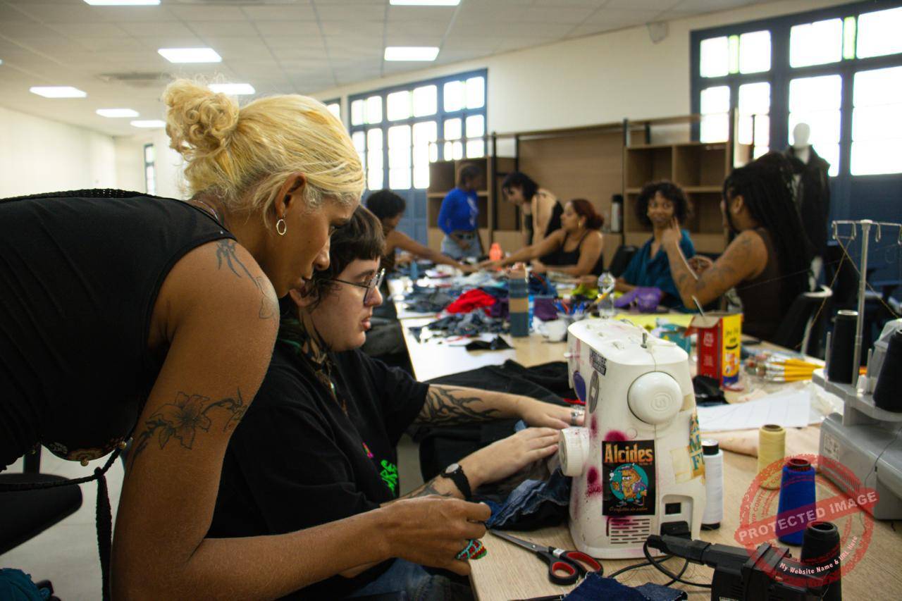 Moda sustentável, rework e figurinos autorais com foco em processos manuais