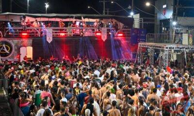 Multidão percorre Circuito da Folia e Sambão do Povo estreia noite de shows