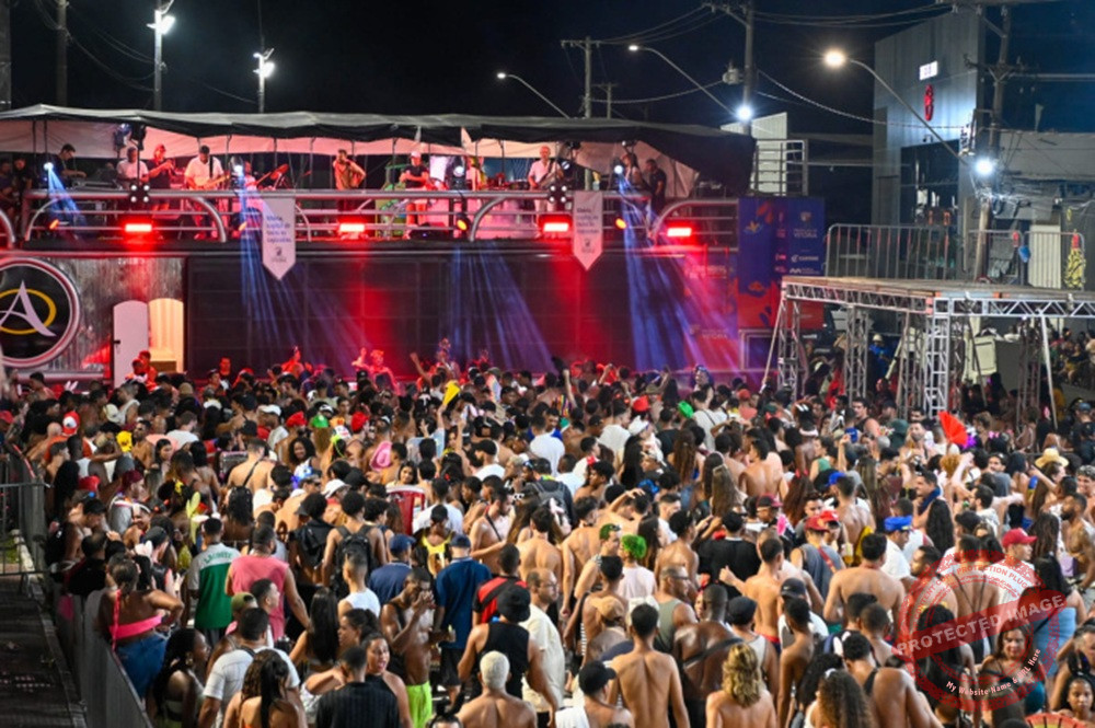 Multidão percorre Circuito da Folia e Sambão do Povo estreia noite de shows